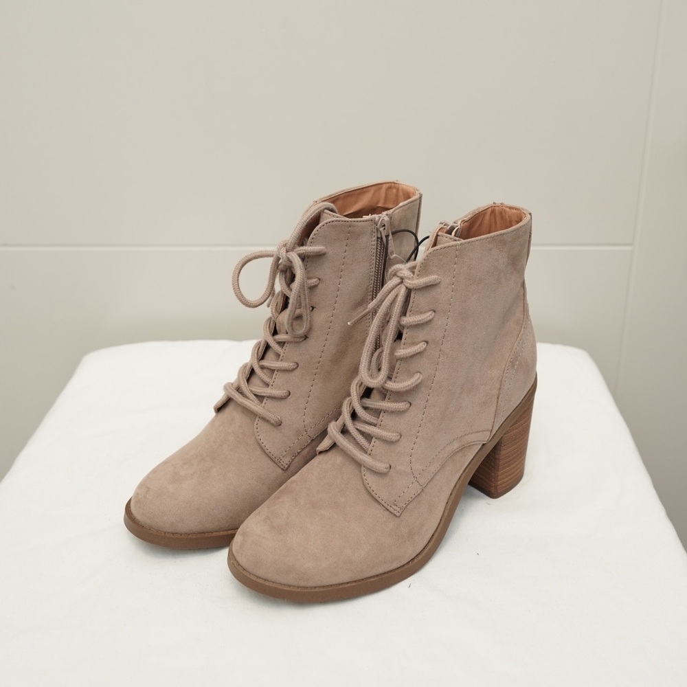 NWT Universal Thread Women's Taupe Tan Lace Up Ankle Boots Coquette Faux Suede 8